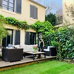 Cottage De Charme Avec Jardin A Paris