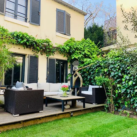 De Charme Avec Jardin A Holiday home *